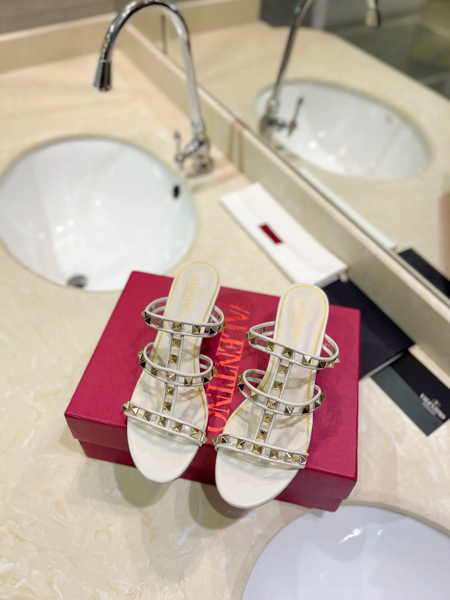 👟👟Ex-factory price 500👟👟 𝑉𝐴𝐿𝐸𝑁𝑇𝐼𝑁𝑂 Valentino ♡ͥ | ²º²⁴💫Purchasing agent level🔍Same color The classic king-shaped slippers with crystal heels are also so beautiful The particularly high-quality hardware brings out a full sense of high-end. After putting it on your feet, you will be stunned and look super slim! The new season lives up to expectations! Worth buying ★Imported cowhide is absolutely high-grade ❥Original method is absolutely sensual ❥Elegant style creates a different feeling🙈 Simple temperament style!  ♡ show bdetails ———————————— ⊿▸: Size｜35-40 (customized at 40.41.42) ⊿▸: Material｜Imported sheepskin + Pvc ⊿▸: Material | Padded sheepskin ⊿▸: Material | Italian🇮🇹 genuine leather outsole ⊿▸: Heel height｜6cm